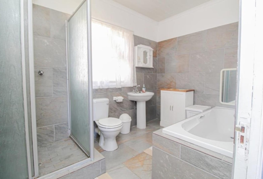 5 Bedroom Property for Sale in Britannia Reef Estate Western Cape